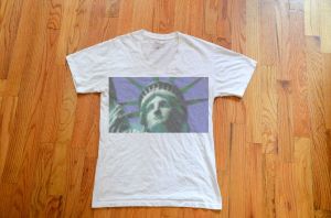 The shirt had a photo of the “Statue of Liberty”, the famous icon of the United States showing the ideal of humanity: Freedom and Democracy.