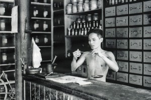 A Chinese herbal medicine shop in Hội An in 1950.